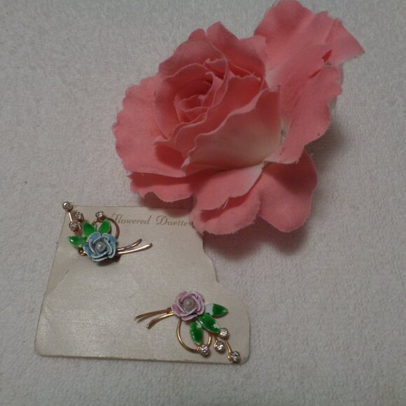 1950s VINTAGE BEJEWELED TINY FLORALS PINS SET LOT - Picture 4 of 8